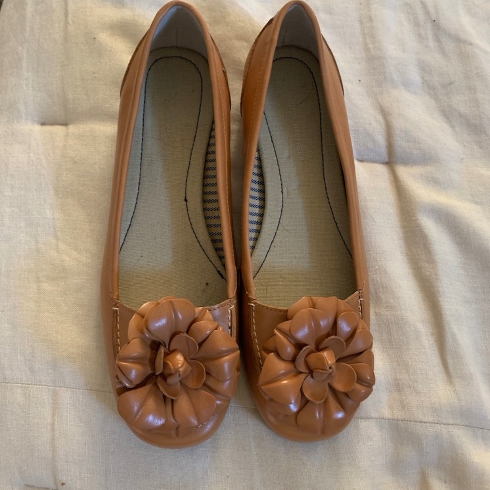 women's Tommy Hilfiger Flats 10M luggage  color